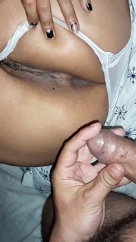 सौतेले पापा ने अपने कमरे में अकेली अपनी भारतीय सौतेली बेटी का फायदा उठाया और अपनी हॉट गांड के अंदर वीर्य छोड़ दिया