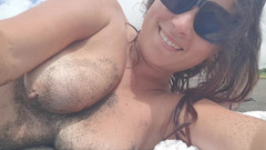ExpressiaGirl: Engoys Hot Summer - Dia menyentuh tetek besar di pantai)