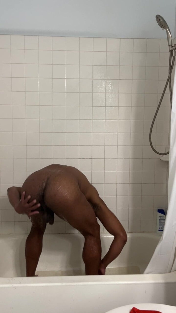 Kennie Jai: Scena prysznicowa z Kennie Jai