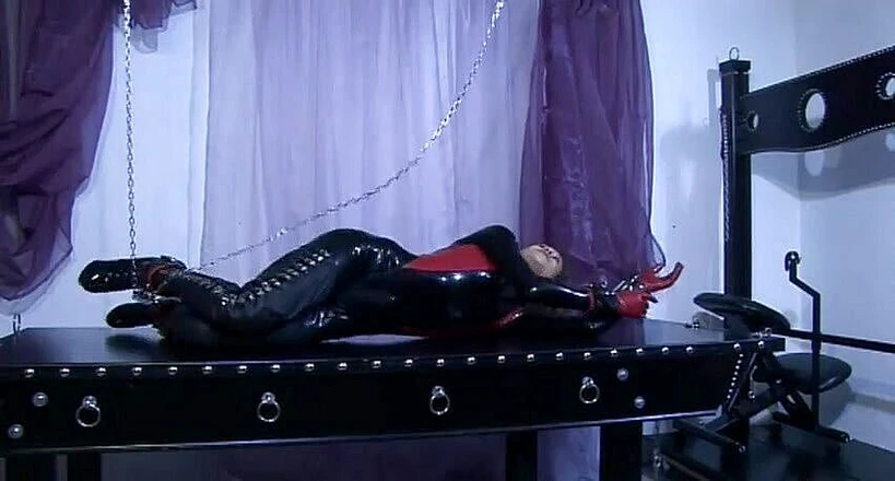 Fetish Desire: Menina amarrada tentando se libertar