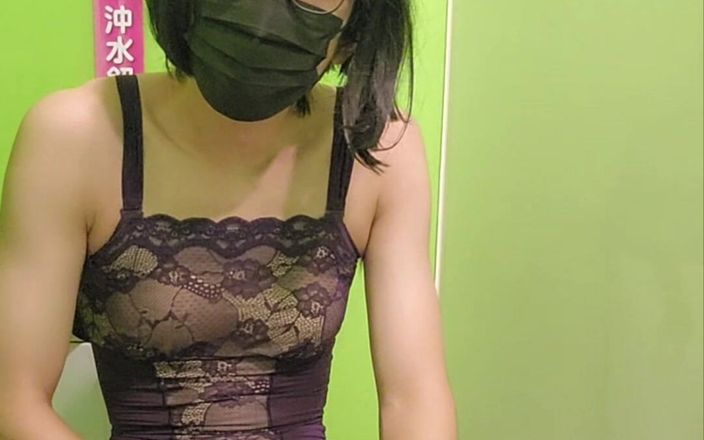 NotAFuta: Exibicionista brincando no corredor do teatro e no banheiro