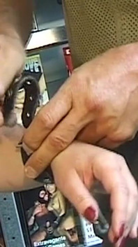 İri göğüslü kızıl saçlı orta yaşlı seksi kadın bağlı ve dildoyla derinden sikiliyor