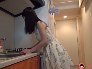 Japan HDV: 荒木麻衣と彼氏が家の掃除中に裸になる