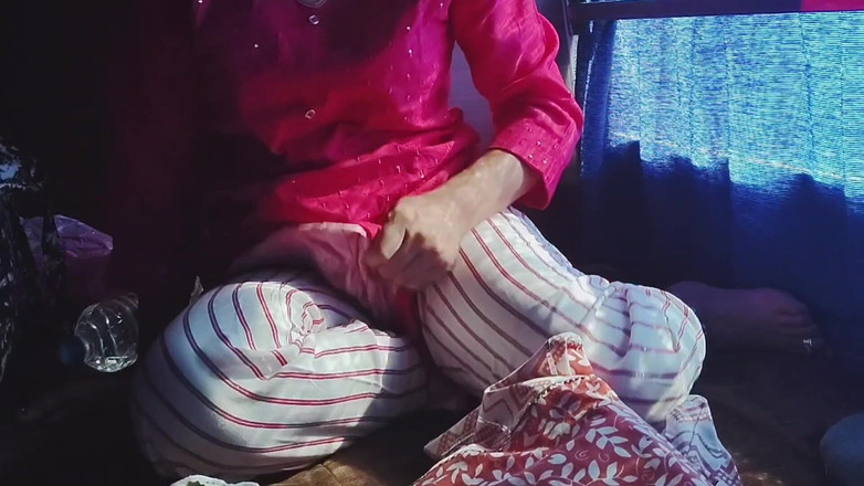 Khushboobhabi: 女孩在公交车上换衣服