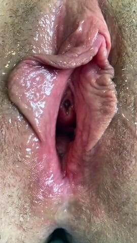 Squirting Senior: 熟女独自玩玩具奶油女性射精