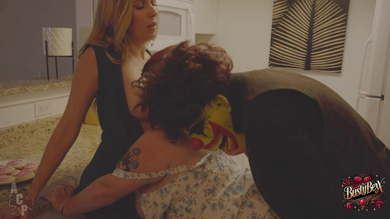 Busty Bexx: Palyaço Gibby ve Sierra Spunk ile orta yaşlı seksi kadın...