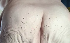 Arkadaşını getirdiğinde sikilen nine hiç bu kadar eğlenceli hissetmedi o biraz ateşli döl için ninenin odasına gizlice giriyor