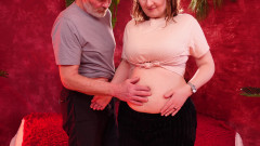 Arya Grander: Colpendo l'ombelico con le dita e la scarpa