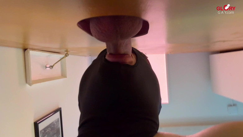 GLORYHOLEGAYS: 爸爸在荣耀洞打屁股：他粗壮的活塞充满了玻璃——然后我带着欲望喷射