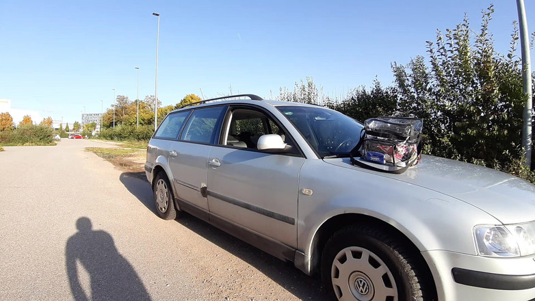 sweetfeet29: Soligt vid bilen