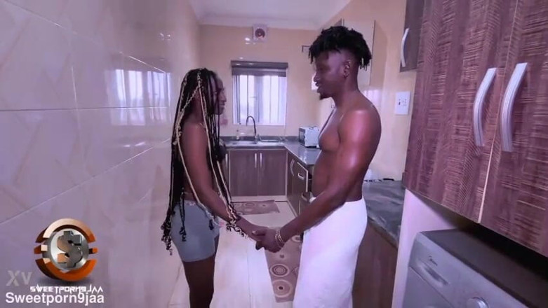 Tusweet9ja: 부엌에서 날씬한 엉덩이 따먹히는 Olivia