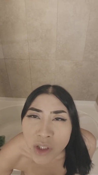 Hijastra asiática seduce a su padrastro en la ducha p1