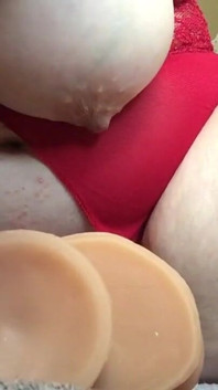 Sözlü genç kız büyük bir dildoya fışkırtıyor
