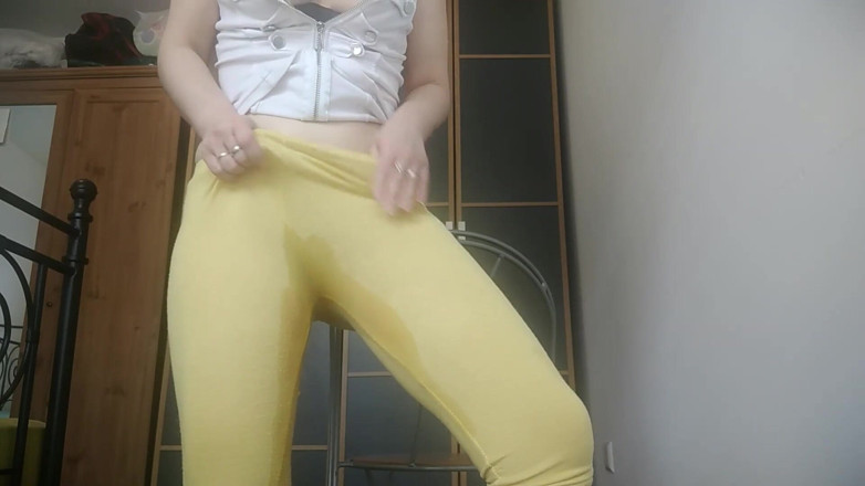 RavenBigAss: 穿着黄色瑜伽裤和大屁股抖动弄湿