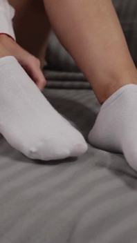 Les jambes douces et séduisantes de Laura en chaussettes