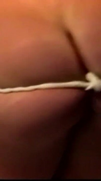 Vintage, une blonde se fait baiser en solo avec des godes