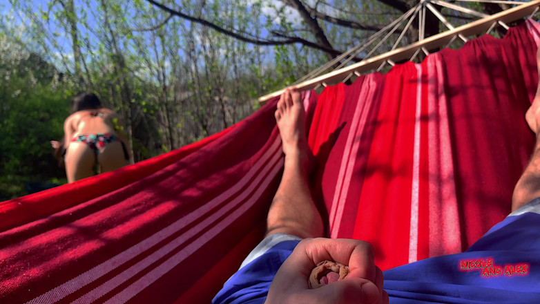 NicoleAndAlex: मेरा सौतेला भाई मेरी जासूसी करता है और मेरी गांड पर लंड हिलाता है