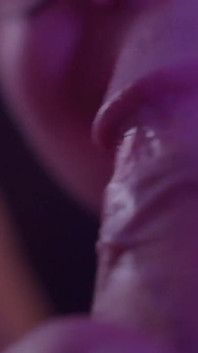 Une femme dépuce la bite de son homme