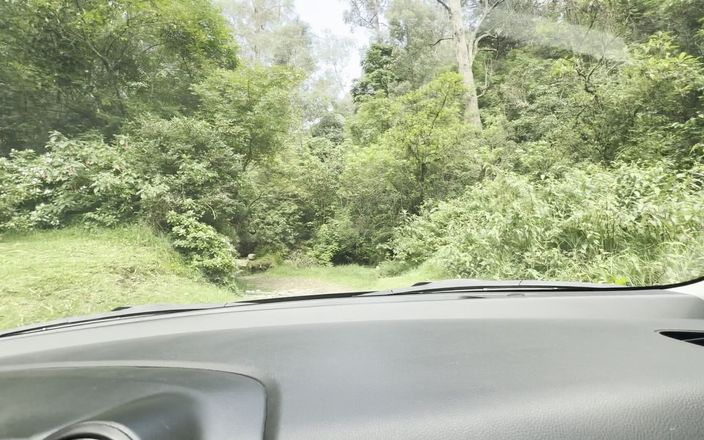 scarlettandc: Kami bersemangat dengan mendengar suara mobil, berciuman, menyentuh payudara satu...