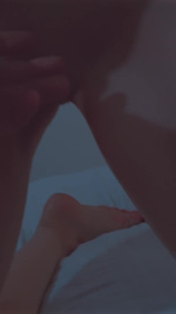 의붓여동생 따먹기 후 새엄마에게 실수로 사정하는 배다른 아들, 호텔 방에서 침대에서 공유하는 폴리 양