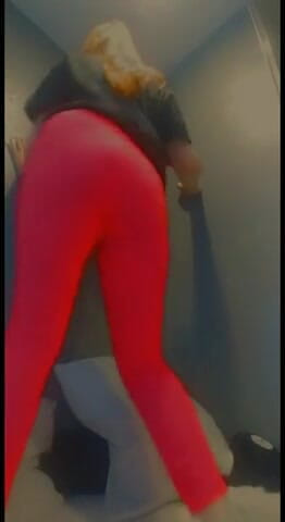 Lolafuccbunny: Lolafuccbunny हॉट गुलाबी लेगिंग में चिढ़ा रही है