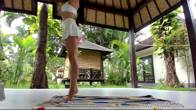 Princess Monica: Yoga ngoài trời gợi cảm trong váy &amp; chân trần