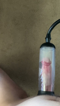 Yeni penis pompamla oynuyorum