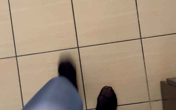 Feet: POV: Andando em calças pretas