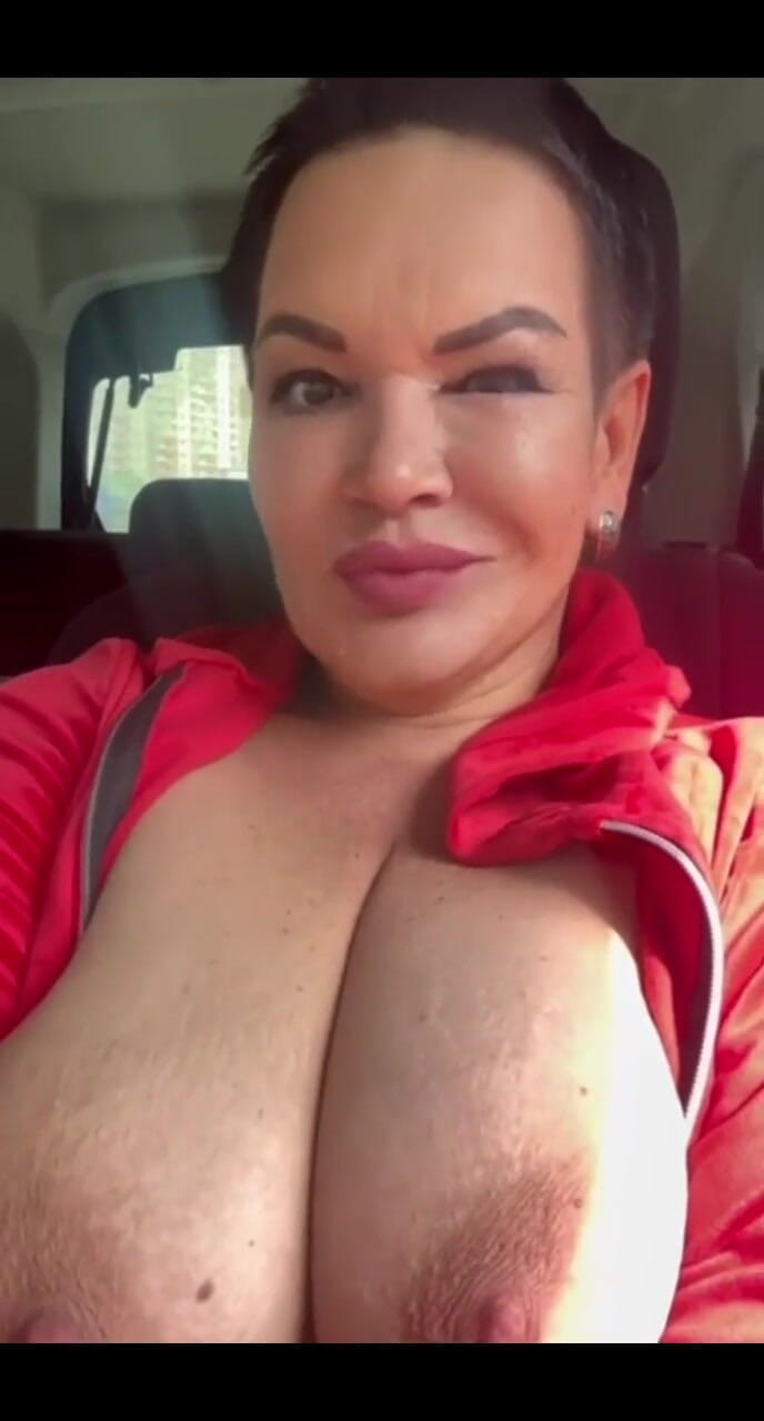 KarmenMilf: Estremo in Macchina, Pompino Caldo E Un Sacco Di Sperma