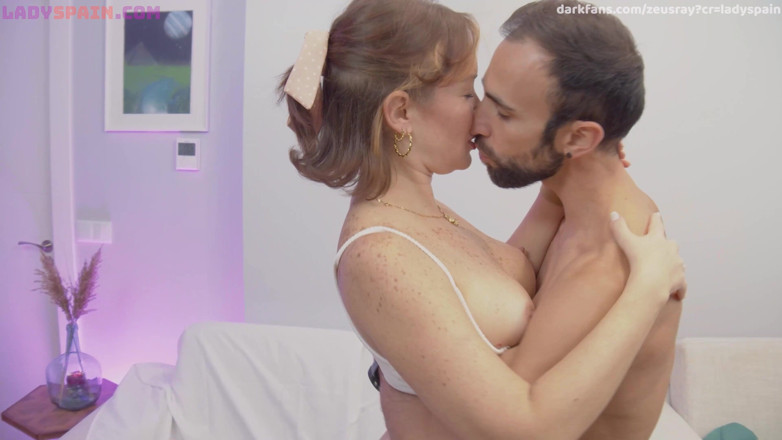 Lady Spain: Une rousse pâle au gros cul parfait se masturbe en...