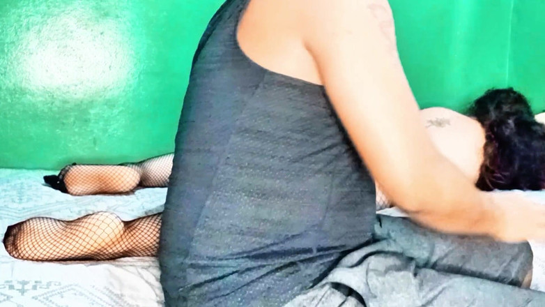 Sofixxx: Adik tiri bahenol ini dipijat dengan pijatan seksi dan dipungut...