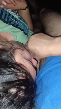 Am nächsten Tag gibt mir Stiefvater einen weiteren Blowjob und ich schlucke alles hinunter, weil ich das brave Mädchen bin