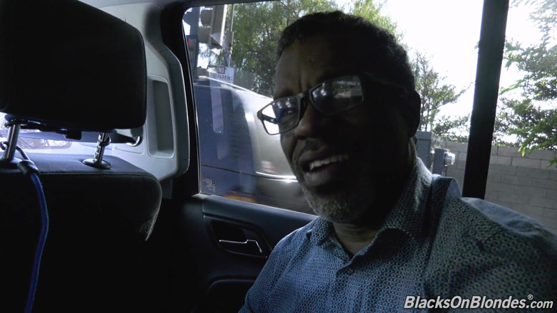 Blacks On Blondes: La piccola Aria Banks viene scopata in gruppo da grossi...