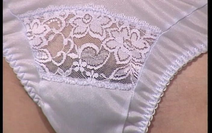 YOUR FIRST PORN: Triefende Teenie Fotze - druipend tienerkutje