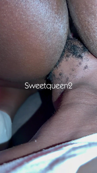 Sweetqueen2: Er ist ein arsch-esser.