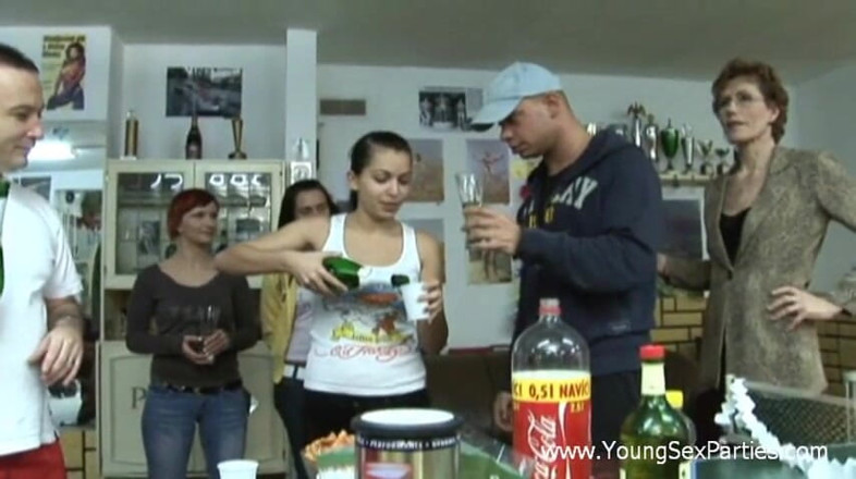 Young Sex Parties: Pesta gym dengan threesome