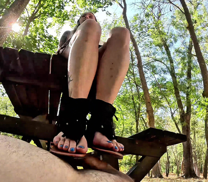 Mistressyammyboots: Paní z lesa: Podřízení se pod chodidly