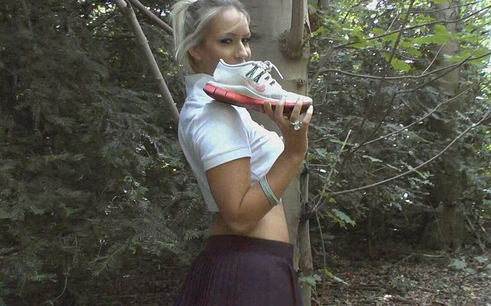 St Mackenzie's Archive: Candice mostra seus pés muito sujos