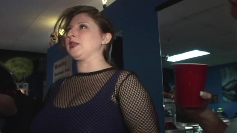 Dirty Dating Live: Przestrzeń zewnętrzna Międzyrasowa noc orgii w innym światowym salonie tatuażu