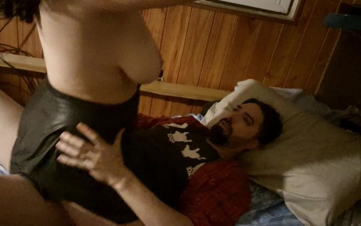 Babyluna939: Se mută într-o casă goală și sfârșește într-o sălbăticie cu un ciudat partea 2