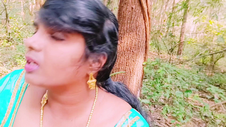 Telugu honey lips: Sexo ao ar livre na floresta Indiana fodendo o pau...