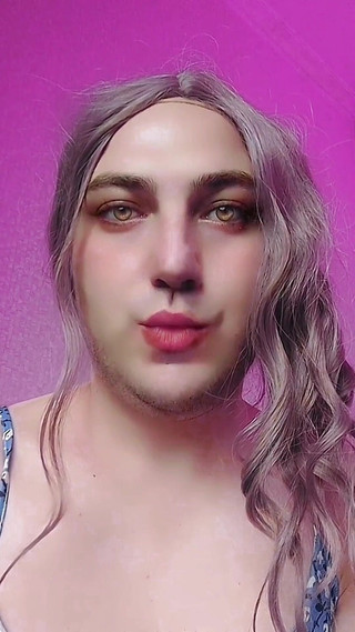 Kitty_Cross: Pornostar. Jeans corti blu sexy con un gran bel culo...