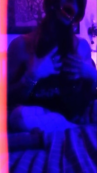 Flicka Throating enorm dildo