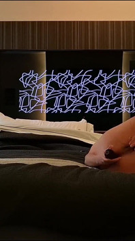 Sissy v cudnosti bere bbc dildo anál