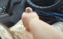 Sweet July: Une salope me branle la bite dans la voiture jusqu&amp;#039;à...