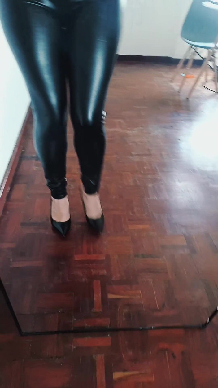 Kinky Lyrical: Pantaloni din piele și tocuri cui