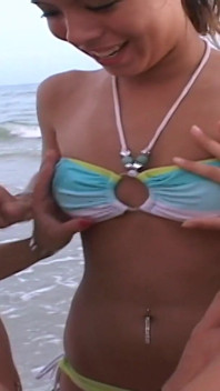Drie hotties gaan naakt op hun strandvakantie