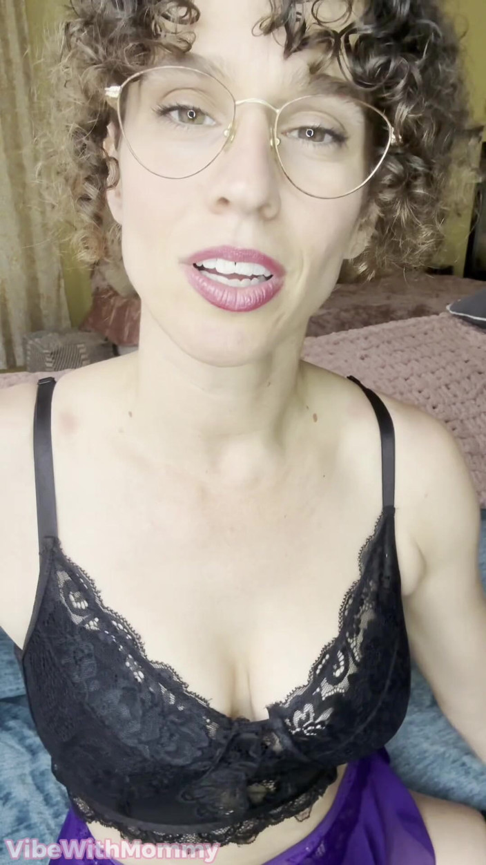 VibeWithMommy: ドミーママストラップオンPOV JOI