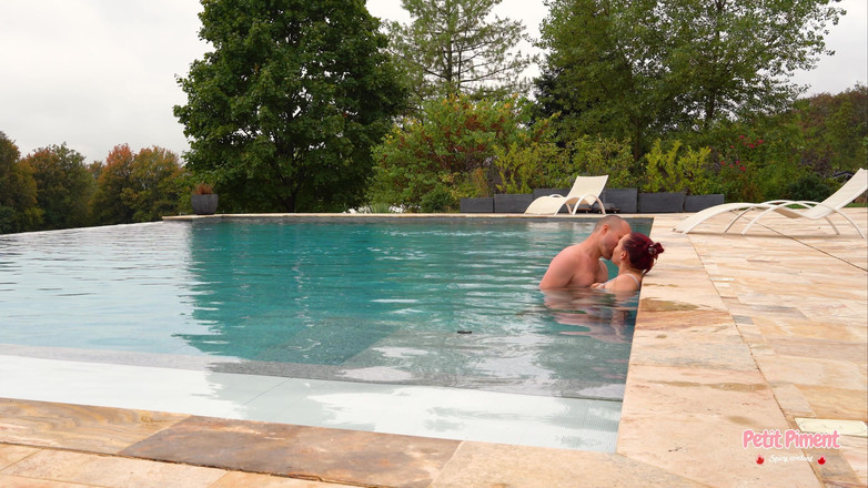 Petitpiment: ¡mi Querida Me Folla En La Piscina De La Villa!