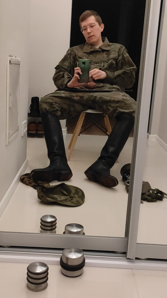 Gayfucker25: Un soldat se masturbe dans Military Officers 2